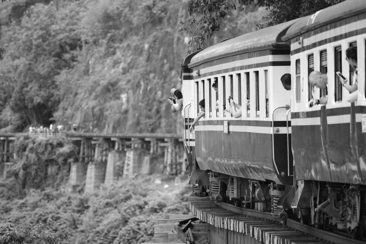 Bankaikow Hostel Kanchanaburi Bagian luar foto