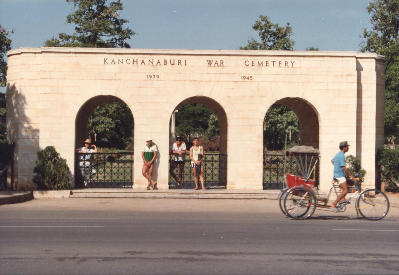 Bankaikow Hostel Kanchanaburi Bagian luar foto